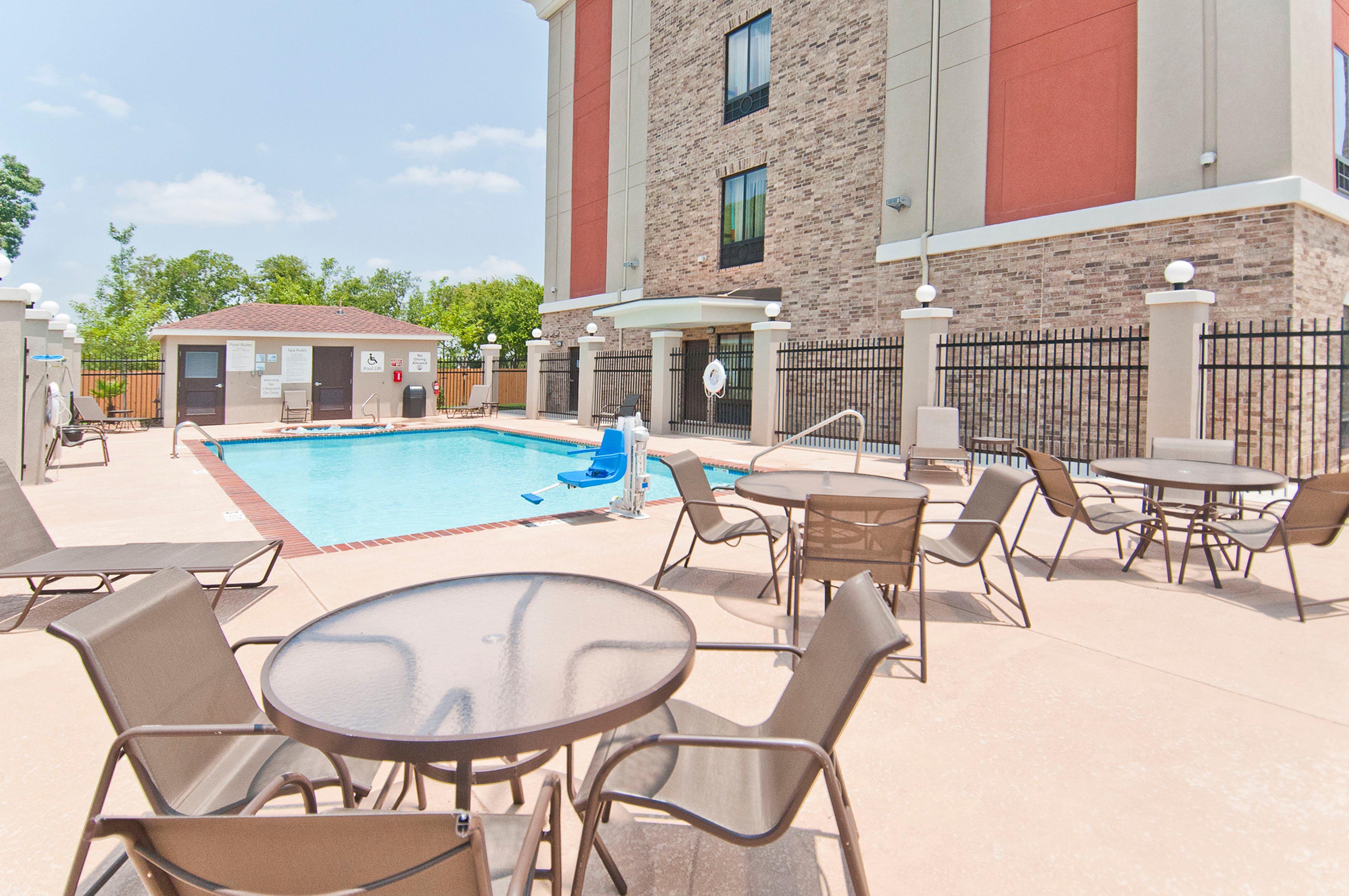 Holiday Inn Express & Suites San Antonio Frost Bank Center By Ihg Exterior foto