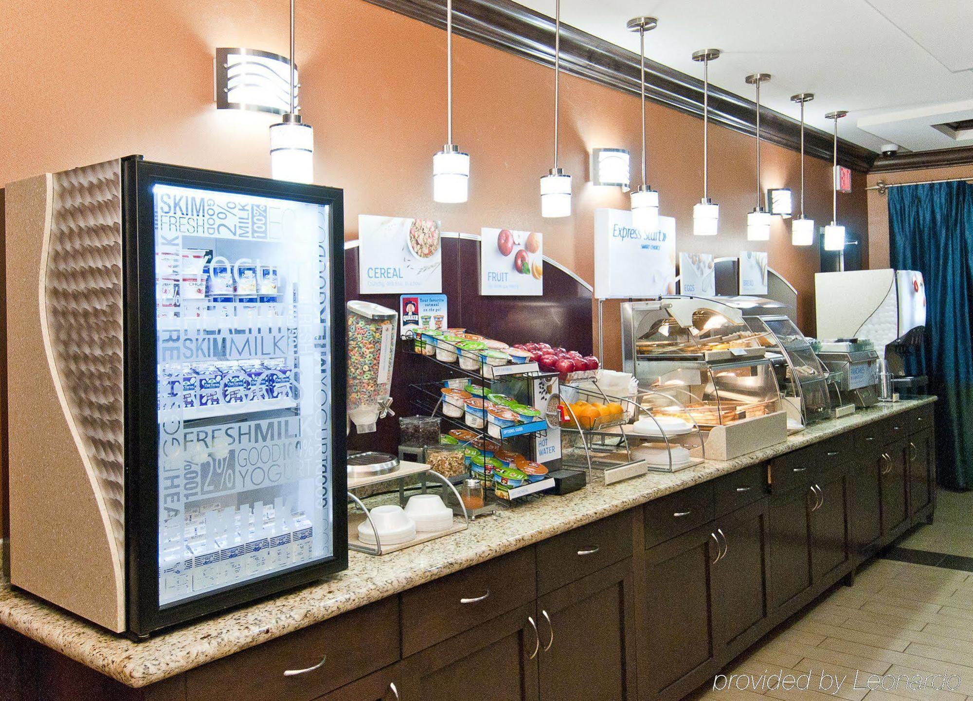 Holiday Inn Express & Suites San Antonio Frost Bank Center By Ihg Exterior foto